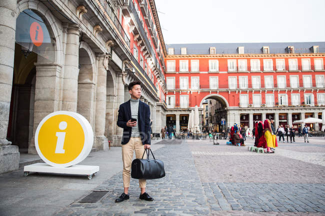 Lässiger junger Chinese auf der Plaza Mayor in Madrid, Spanien — Stockfoto