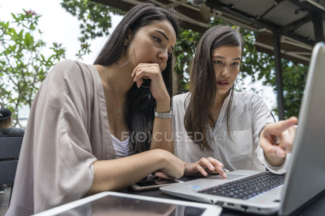 Due donne malesi discutono di lavoro . — Foto stock