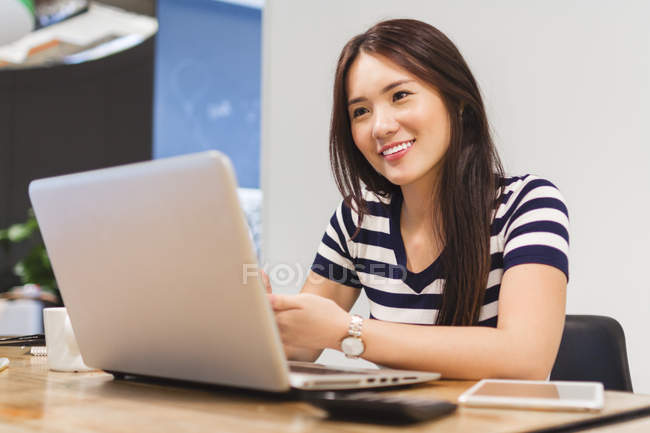 Junge Frau arbeitet im Startup-Umfeld in modernem Büro — Stockfoto
