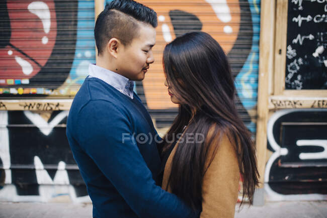 Chinese couple on the streets of Madrid — Stock Photo