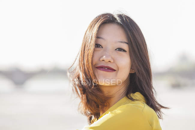 Chinese woman smiling and looking at the camera — стокове фото
