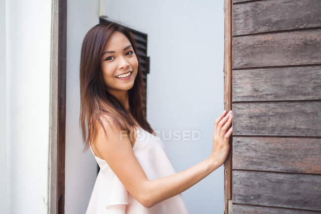 Bella asiatico ragazza a piedi in il strada — Foto stock