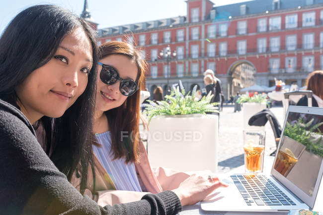 Азиатки в кафе с ноутбуком в Мадриде, Испания — стоковое фото