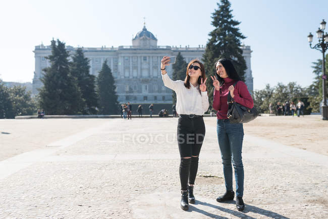 Femmes asiatiques faisant du tourisme à Madrid et prenant un selfie, Espagne — Photo de stock
