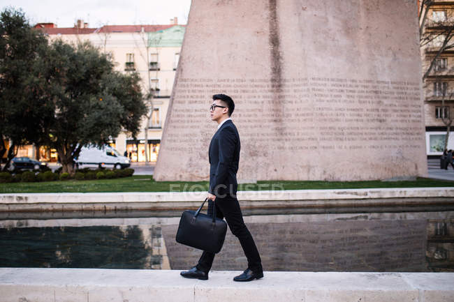Chinese businessman walking down the street in Madrid, Spain — Stock Photo