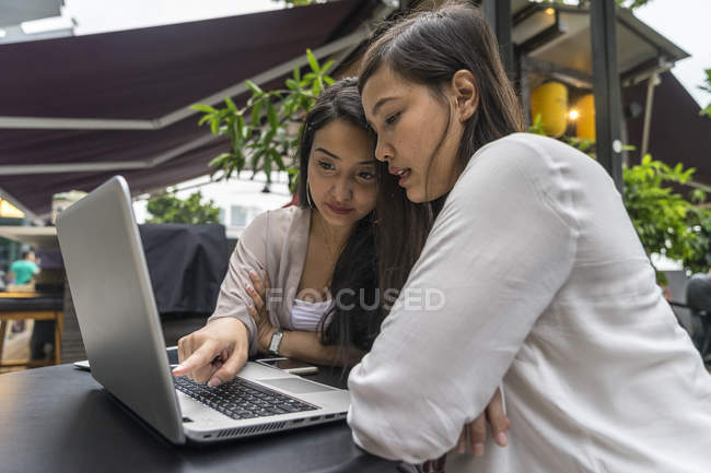 Zwei malaiische Frauen diskutieren über Arbeit. — Stockfoto