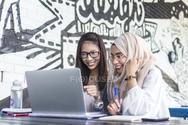 2 Mädchen, die an einer Aufgabe arbeiten. — Stockfoto