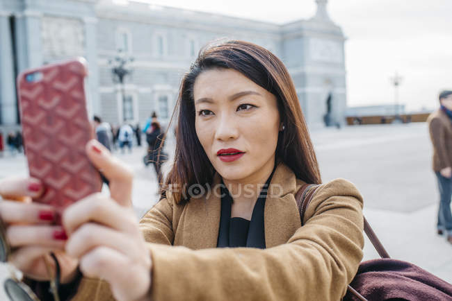 Woman in Madrid taking a selfie, Spain — Stock Photo