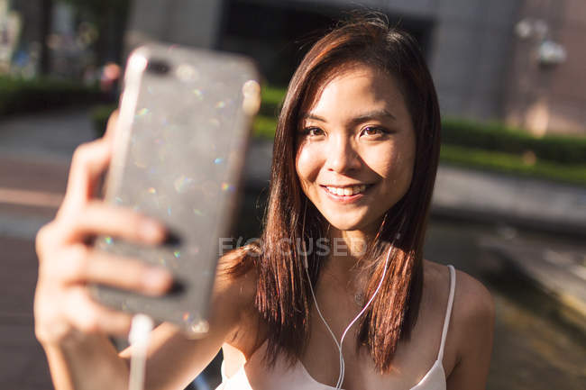 Schön asiatische Mädchen nehmen ein Selfie in die Straße — Stockfoto