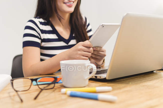 Молода жінка працює в середовищі стартапів в сучасному офісі — стокове фото