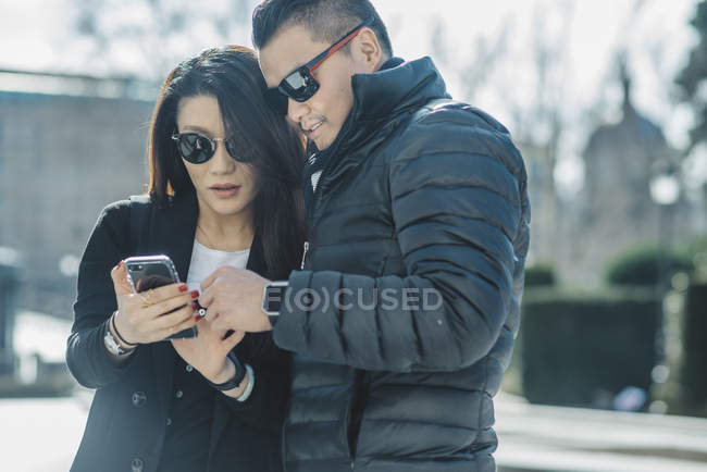 Chinese Couple of tourists in Madrid, Spain — Stock Photo