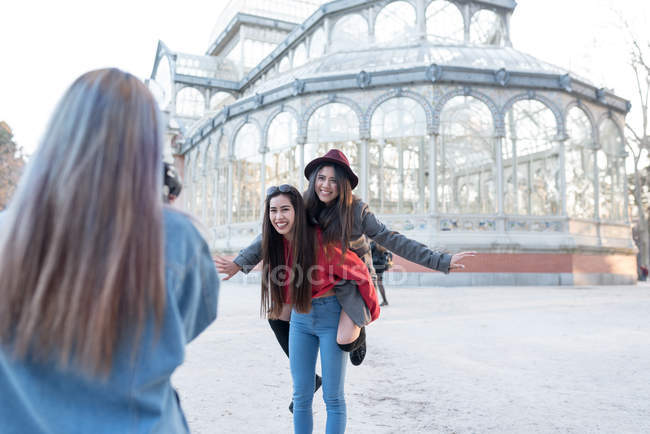 Amici che scattano foto nel Parco del Retiro Madrid, Spagna — Foto stock