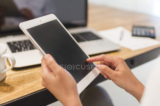 Imagem recortada de mulher jovem trabalhando com tablet — Fotografia de Stock