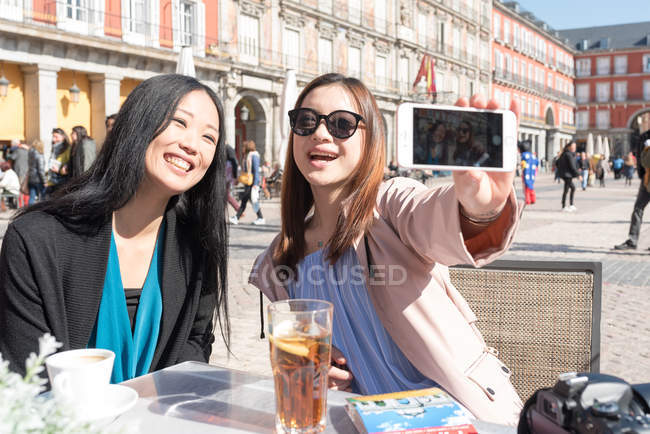 Femmes asiatiques à Madrid et prendre un selfie, Espagne — Photo de stock