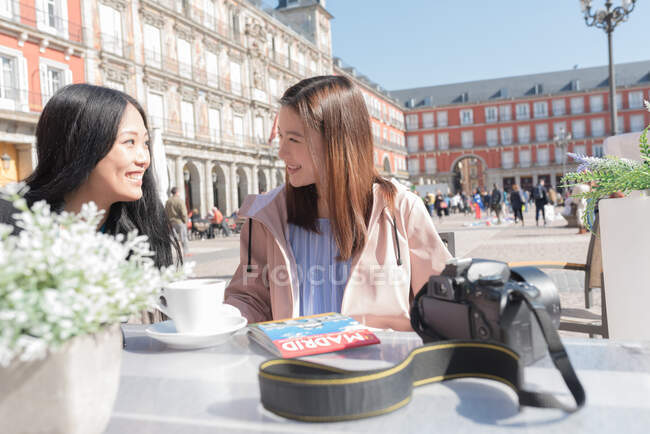 Asiatin in einem Café in Madrid — Stockfoto