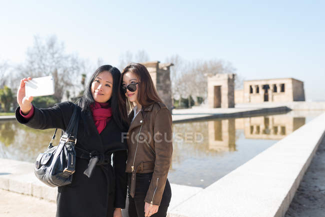 Mulheres asiáticas fazendo turismo em Madrid e tirando uma selfie, Espanha — Fotografia de Stock