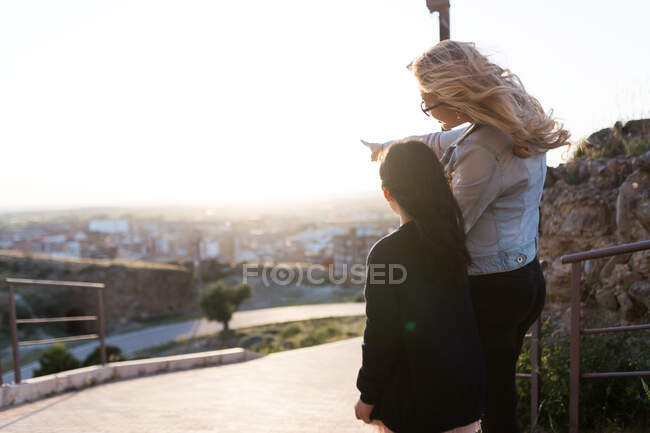 Ritratto di giovane madre felice con sua figlia che si gode la città in una giornata di sole . — Foto stock