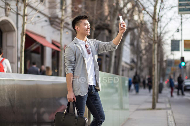 Hombre de negocios chino tomando una selfie - foto de stock
