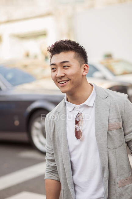 Китайський бізнесмен, посміхаючись — стокове фото