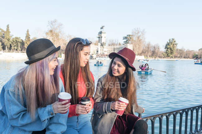 Philipinne amici gruppo godendo il paesaggio e il lago nel Parco del Retiro Madrid — Foto stock