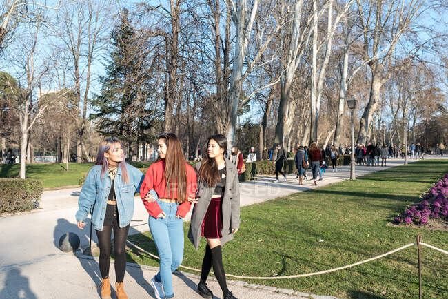 Philippine friends women walking and laughing in Retiro Park Madrid — Stock Photo