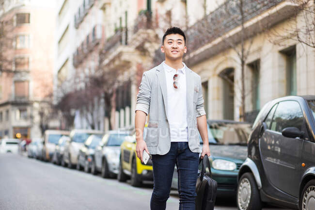 Homme d'affaires chinois marchant dans la rue — Photo de stock