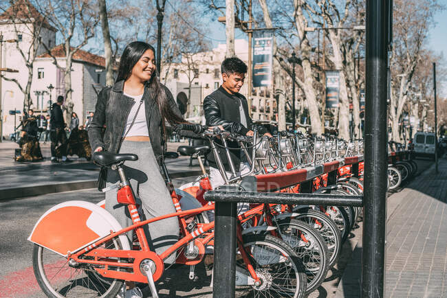 Junges Paar bekommt ein Fahrrad für eine Radtour in Barcelona — Stockfoto