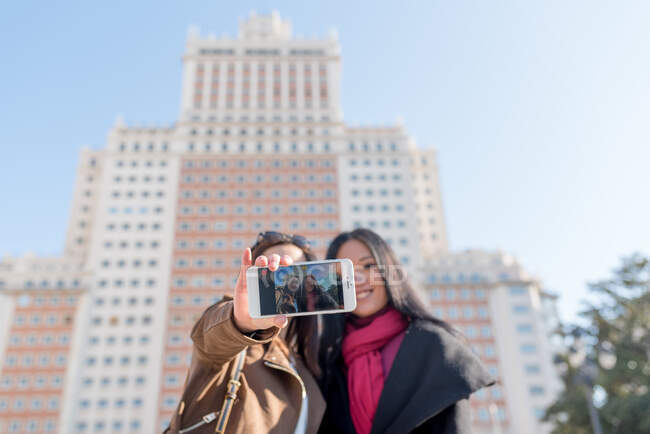 Mulheres asiáticas fazendo turismo em Madrid e tirando uma selfie — Fotografia de Stock