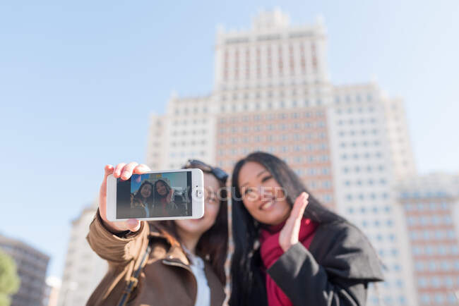 Mulheres asiáticas fazendo turismo em Madrid e tirando uma selfie — Fotografia de Stock