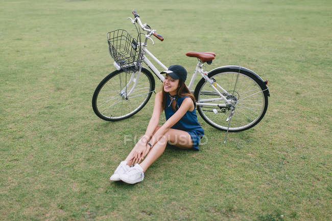 Jeune femme se rafraîchissant avec son vélo au Japon — Photo de stock