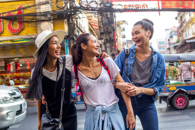 Drei hübsche asiatische Mädchen gehen herum und haben Spaß in Chinatown, Bangkok — Stockfoto