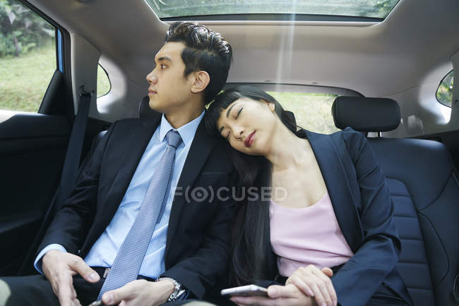 Пара отдыхающих на заднем сиденье автомобиля — стоковое фото