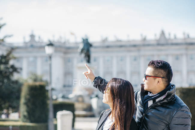 Couple chinois autour de Palacio real, Espagne — Photo de stock