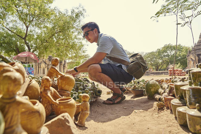 Young Man Browsing Through The Roadside Stall, Bagan Myanmar. — Stock Photo