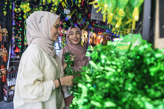 Дві мусульманські жінки купують прикраси . — стокове фото