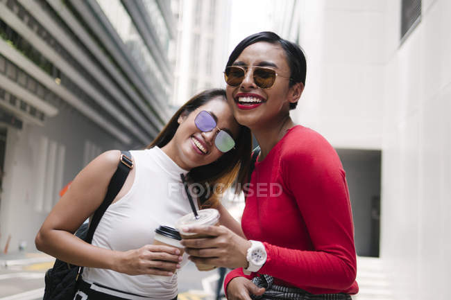 Jeune asiatique femelle amis avec café sur ville rue — Photo de stock