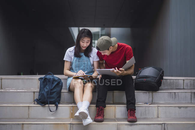 Jovem asiático faculdade estudantes estudando juntos — Fotografia de Stock