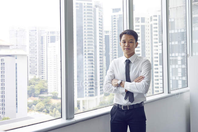 Giovane uomo d'affari asiatico al lavoro in ufficio moderno — Foto stock