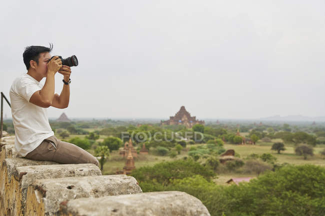 Jeune homme prenant des photos à la pagode Shwesandaw, Bagan, Myanmar — Photo de stock