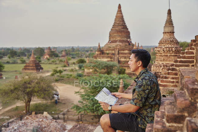 Jovem arrepiante em torno do antigo templo de Pyathadar, Bagan, Mianmar — Fotografia de Stock