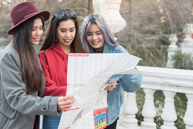 Women looking at a Madrid Map next to the Retiro Park lake Madrid, Spain — Stock Photo