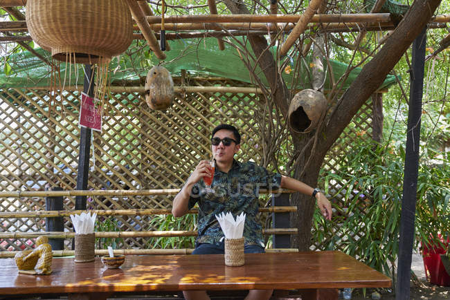 Jovem bebendo suco de frutas em um café de Bagan, Mianmar . — Fotografia de Stock