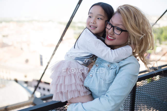 Porträt einer glücklichen jungen Mutter mit ihrer Tochter, die an einem sonnigen Tag die Stadt genießt. — Stockfoto