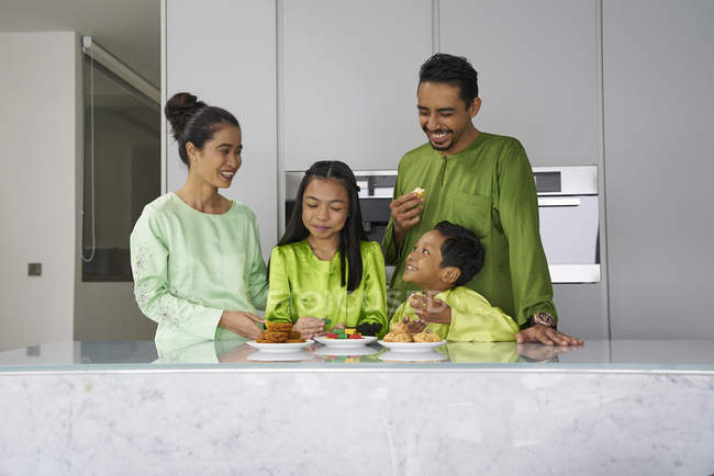 Junge asiatische Familie feiert Hari Raya gemeinsam zu Hause — Stockfoto