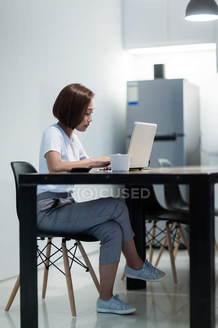 Jovem mulher trabalhando em um ambiente de startup . — Fotografia de Stock