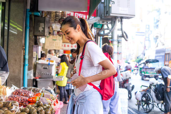 Прелестная тайская девушка ищет сувенир в Китайском квартале Бангкока — стоковое фото