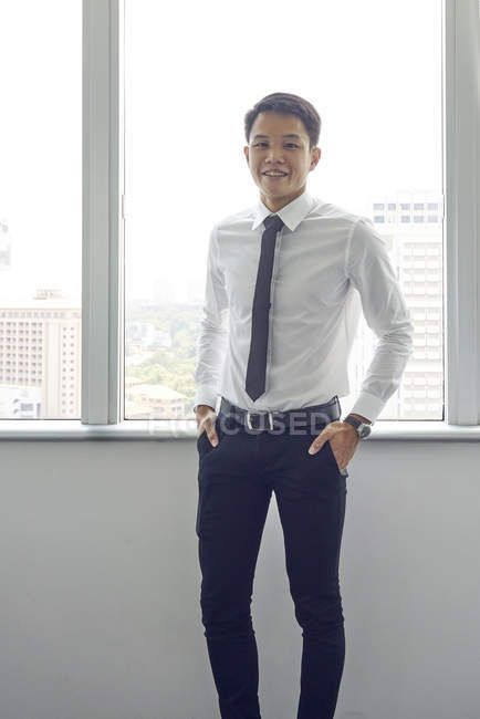 Giovane uomo d'affari asiatico al lavoro in ufficio moderno — Foto stock