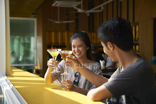Jeune asiatique couple ayant date dans café avec boisson — Photo de stock