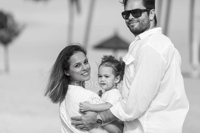 Щаслива біла сім'я на пляжі, монохромний портрет — стокове фото