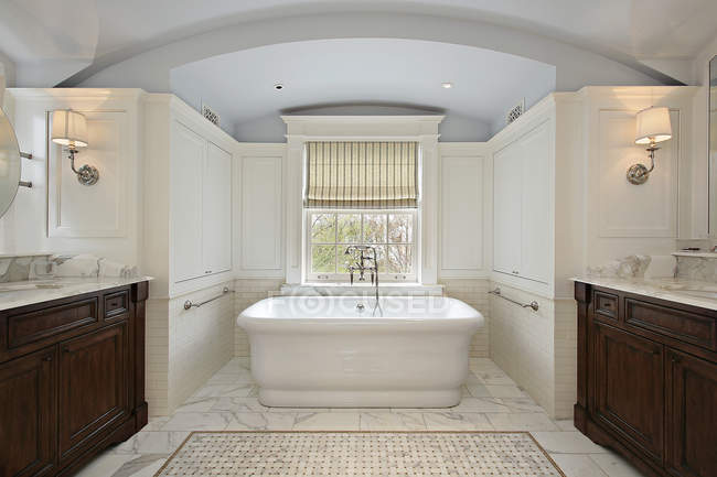 Master bath in luxury home — Stock Photo